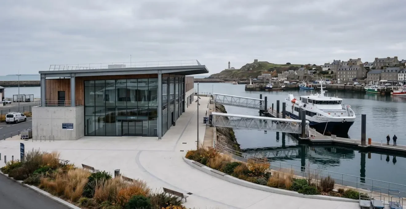 Weitwinkelaufnahme eines ruhigen modernen Fährhafens an einem bewölkten Herbsttag mit leeren Anlegestellen und zeitgenössischer europäischer Architektur